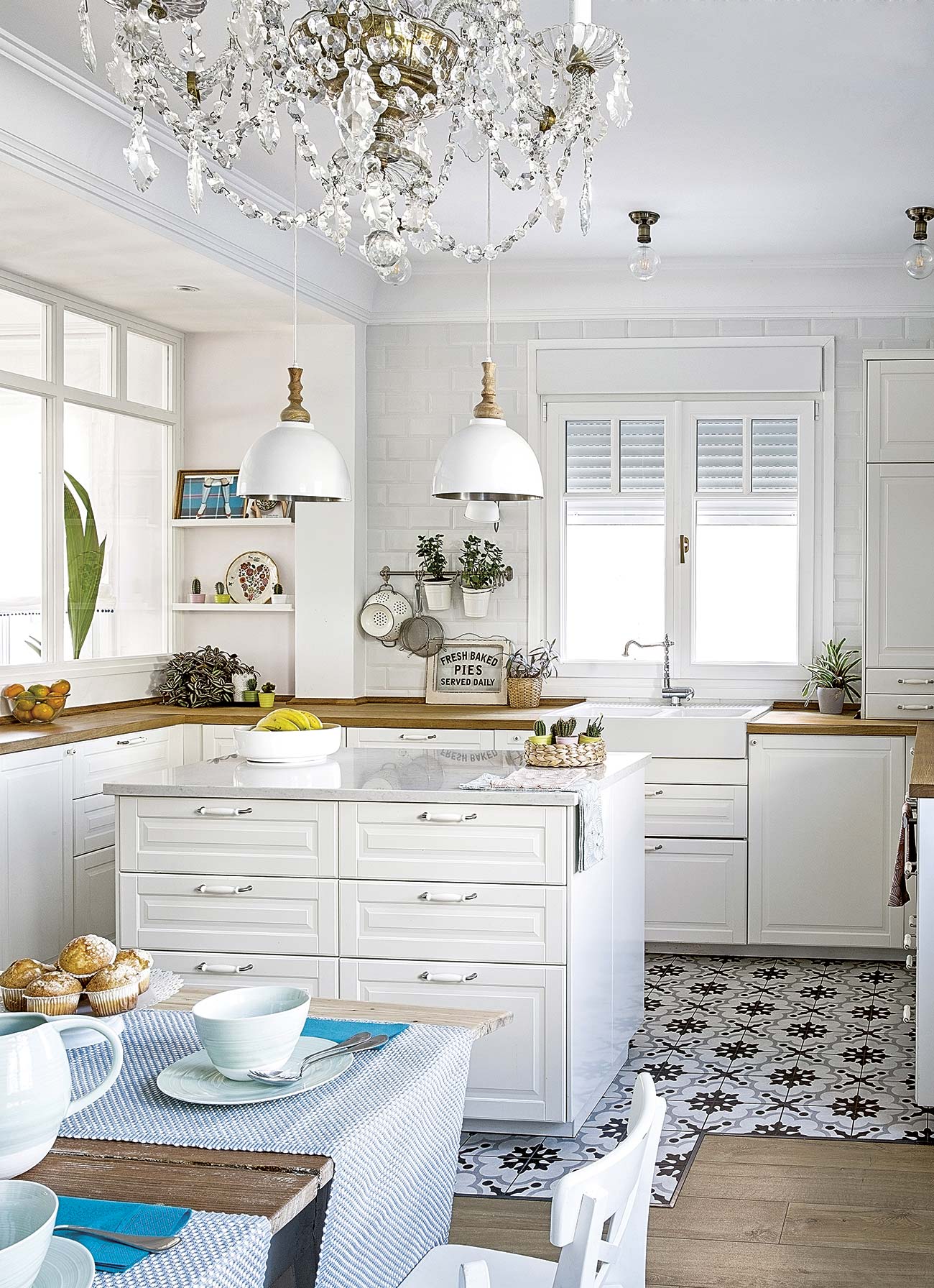 cocina con isla y comedor en línea