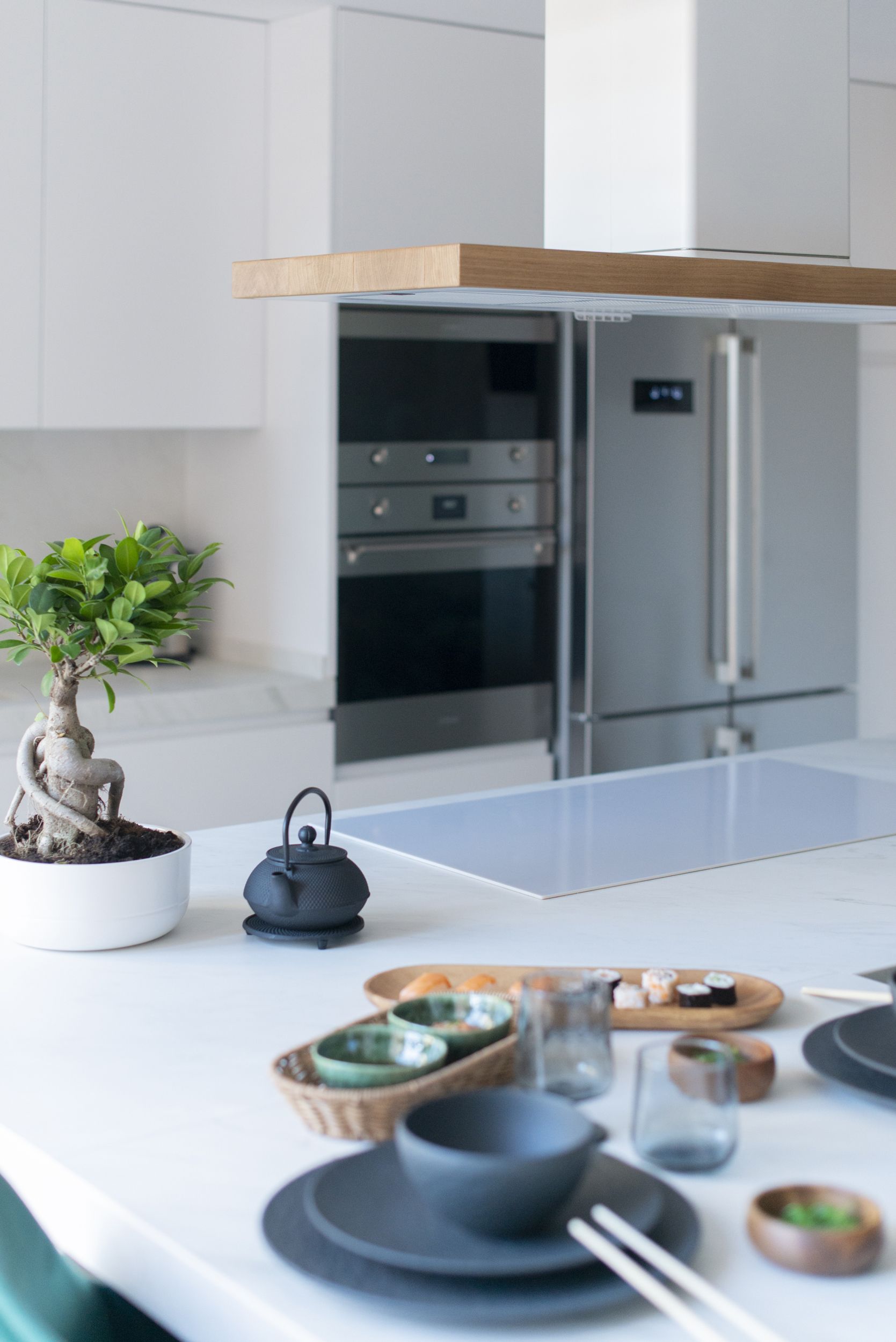 Una cocina blanca de diseño moderno con papel pintado