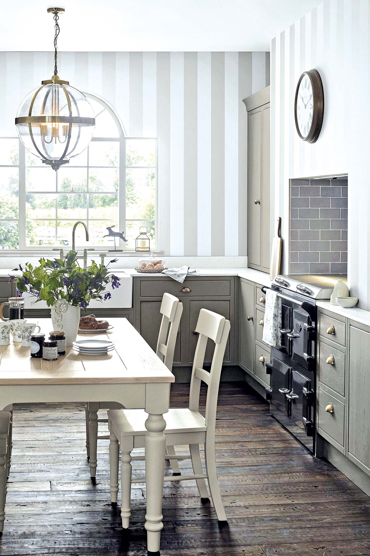 cocina con comedor blanca y gris
