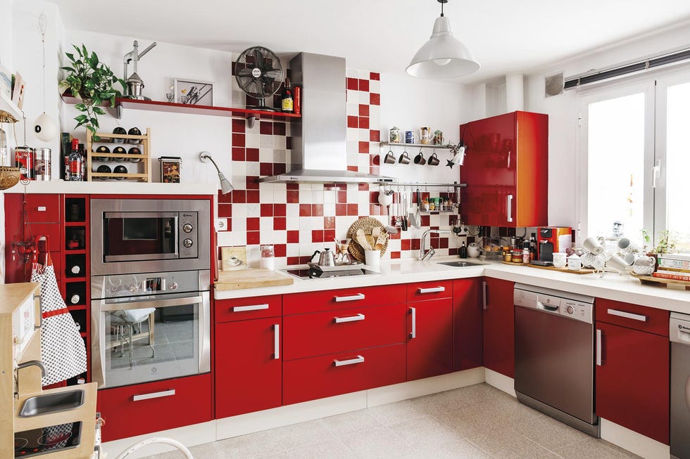 Cocina antes y después: Antes en rojo