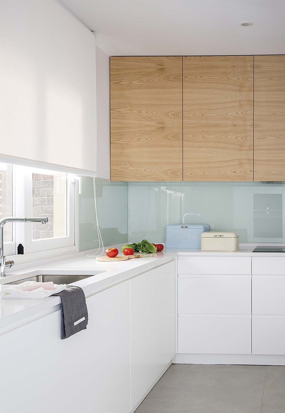 cocina en blanco y madera, después de la reforma
