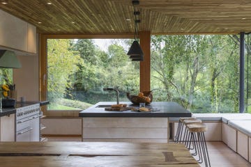 cocina de casa de campo con grande ventanales