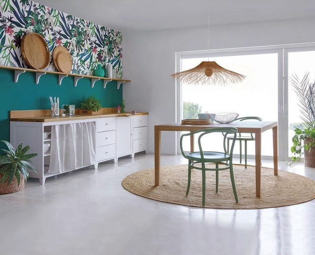 cocina en blanco y verde con papel pintado de hojas