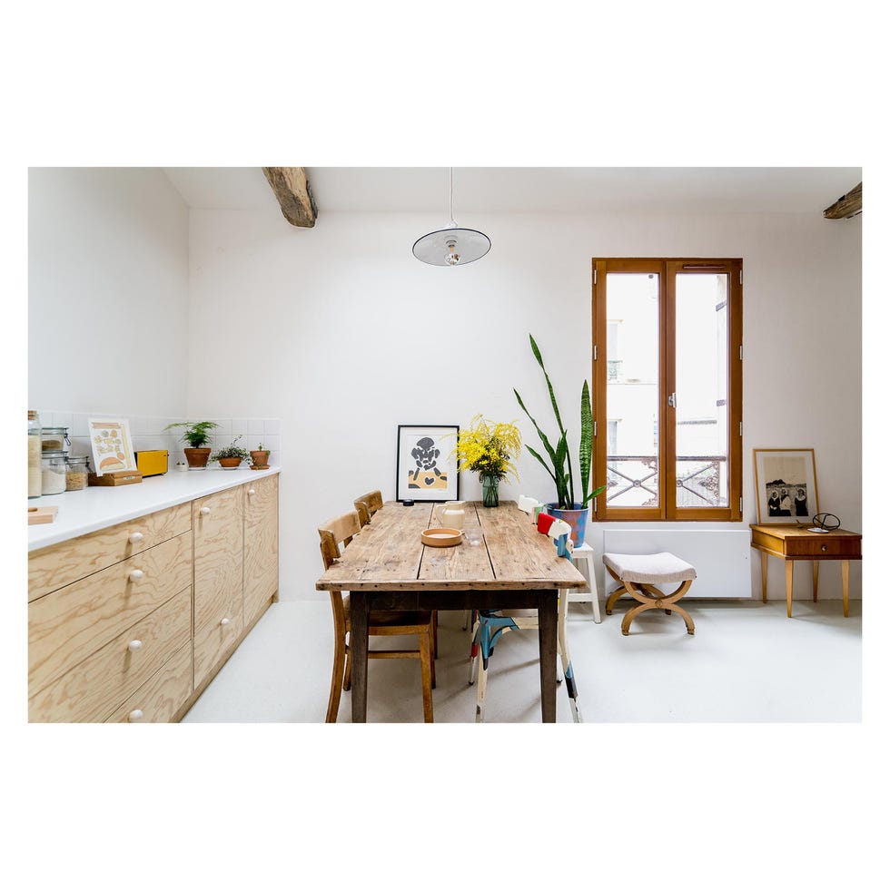 estudio 24m2 en parís de biloba architecture, con comedor en madera natural