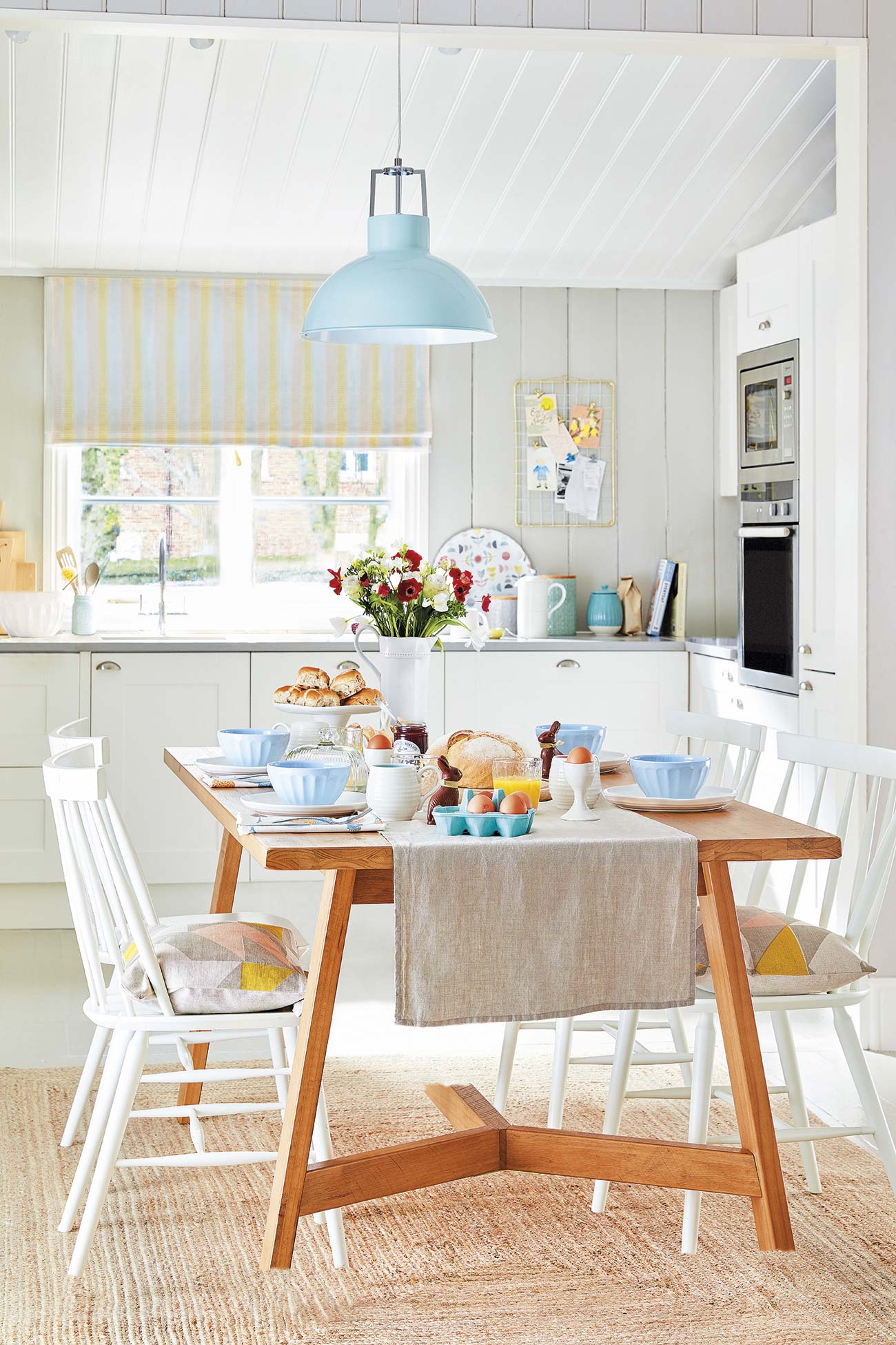 cocina con comedor en blanco y madera