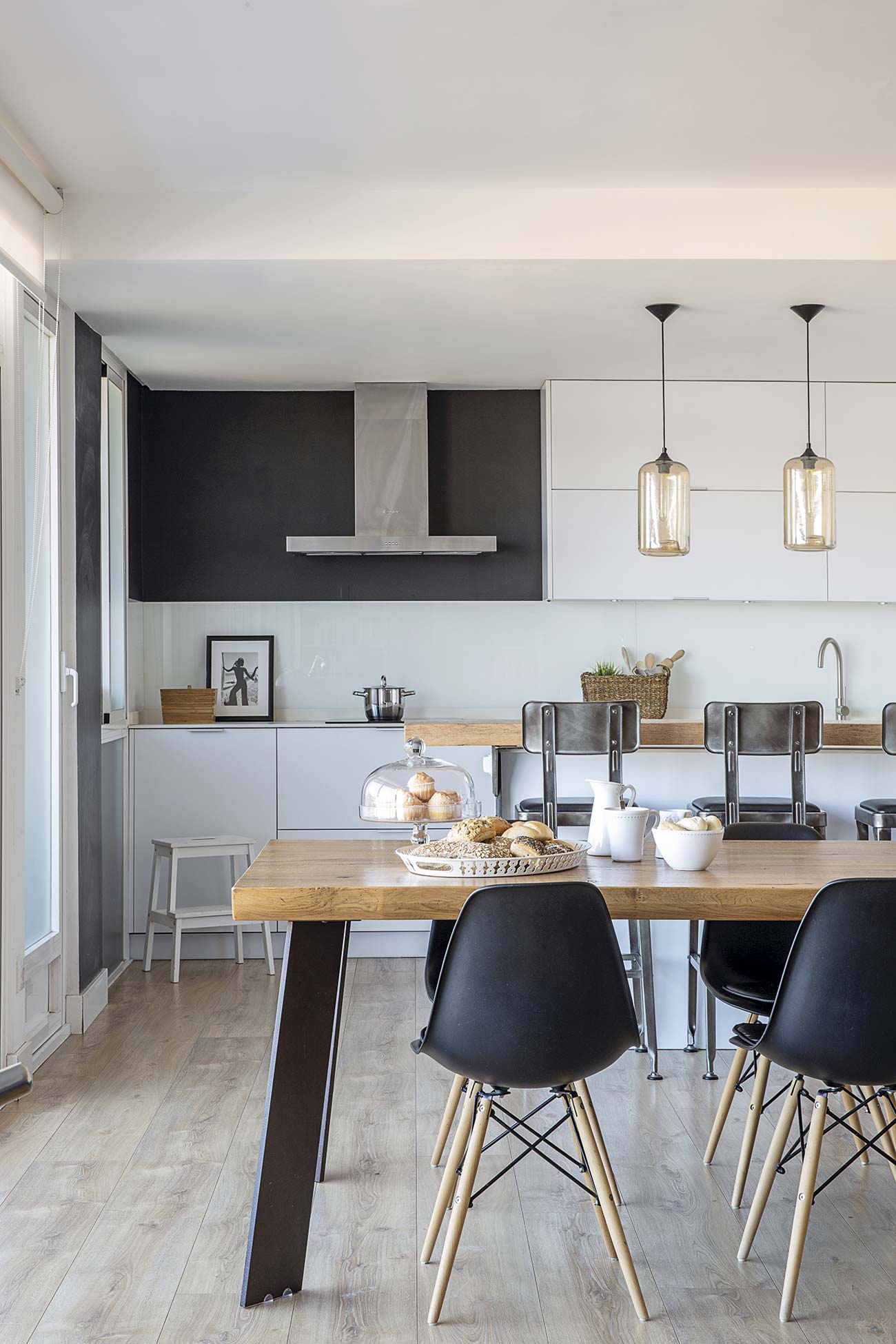 cocina con comedor en blanco, negro y madera