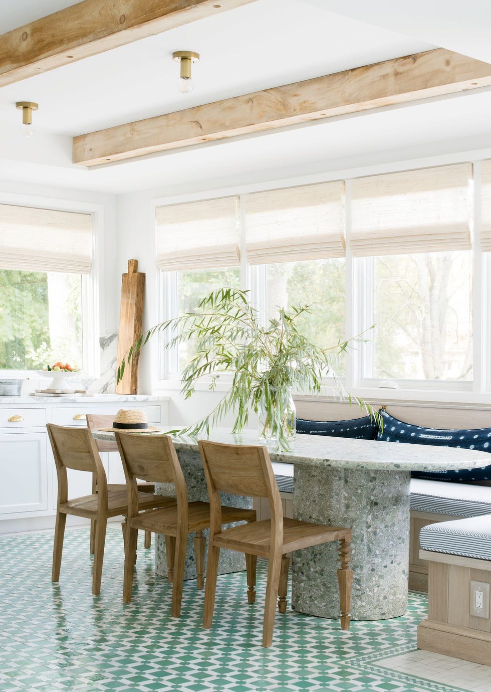 comedor con mesa de terrazo y sillas de madera