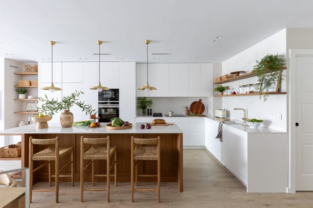 cocina blanca con isla central