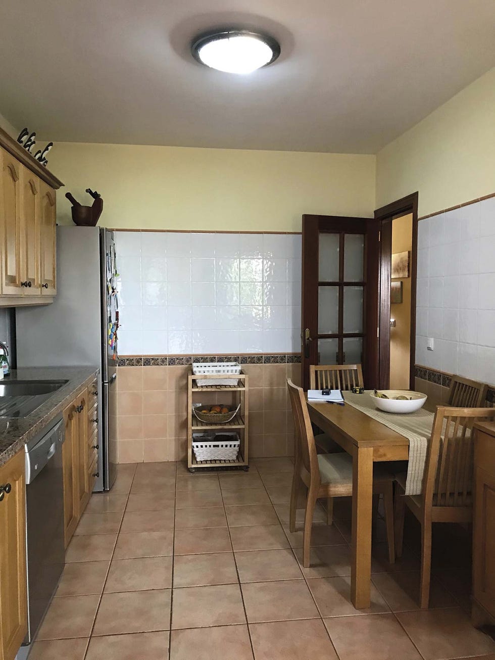 cocina con office en blanco y madera antes y después