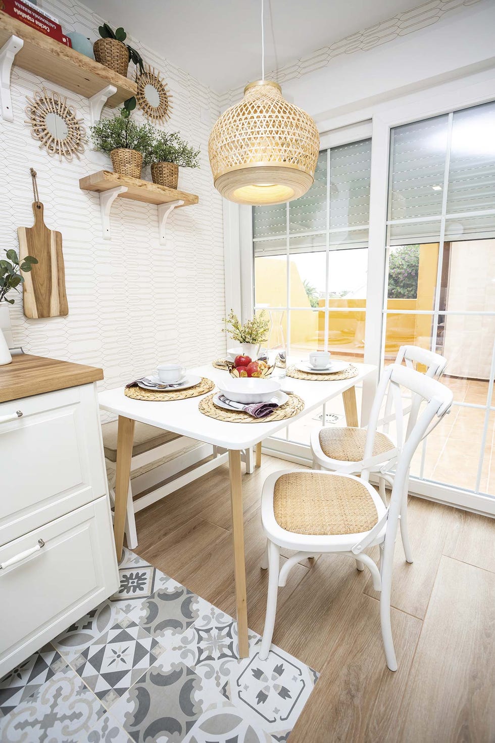 cocina con office en blanco y madera