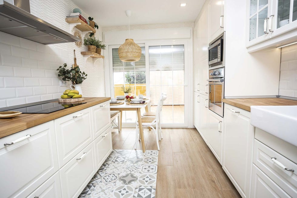 cocina con office en blanco y madera