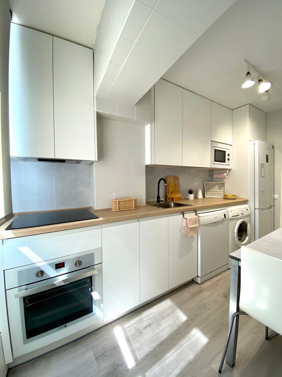 cocina pintada en blanco con office
