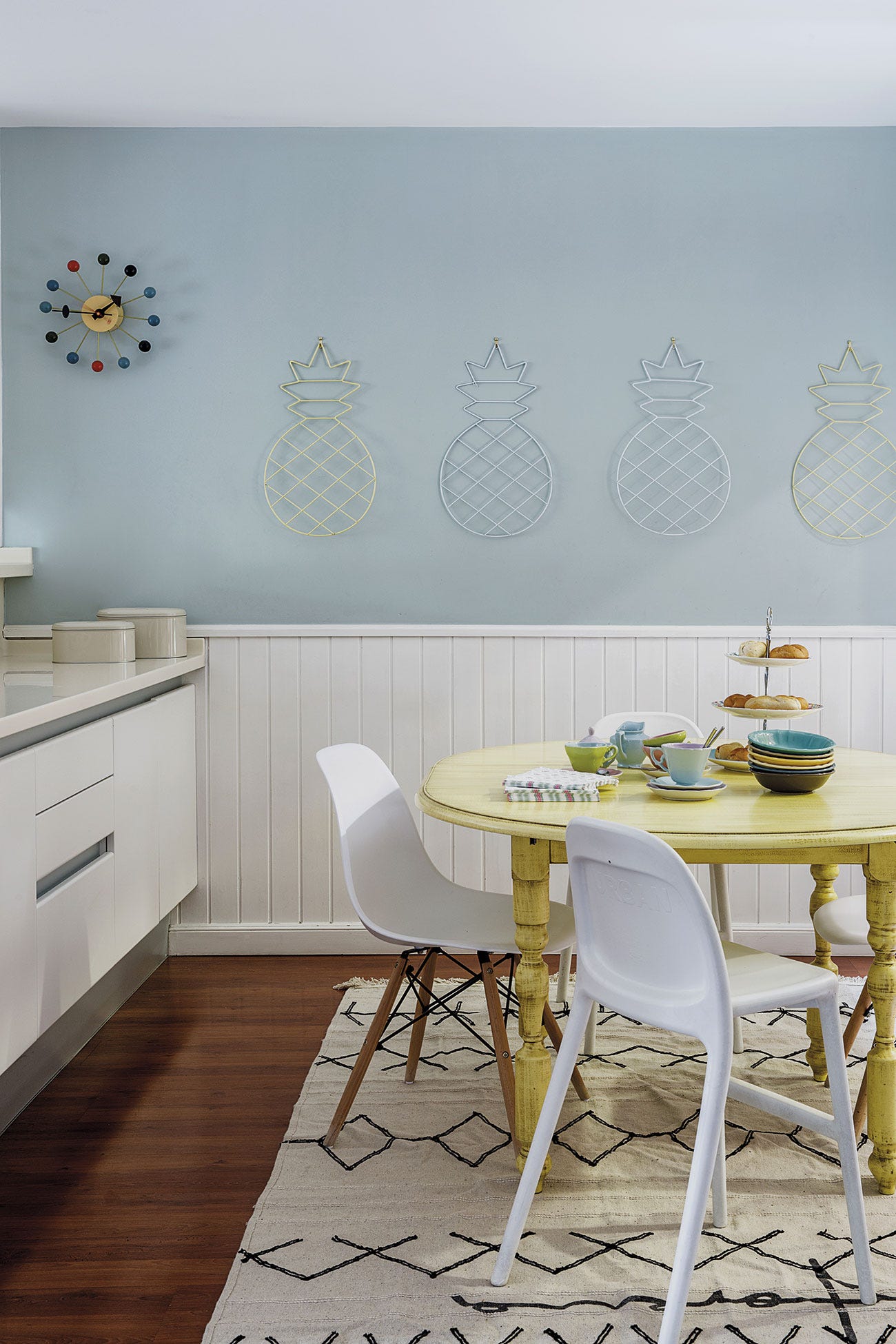 cocina con office estilo moderno con mesa recuperada en amarillo