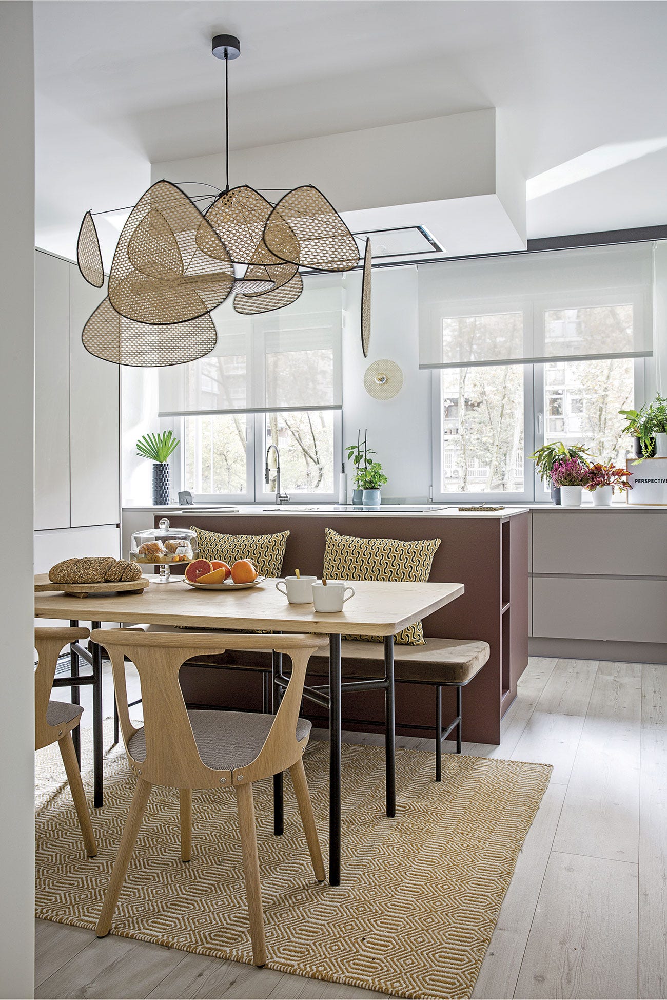 cocina con office banco adosado a la isla de cocina