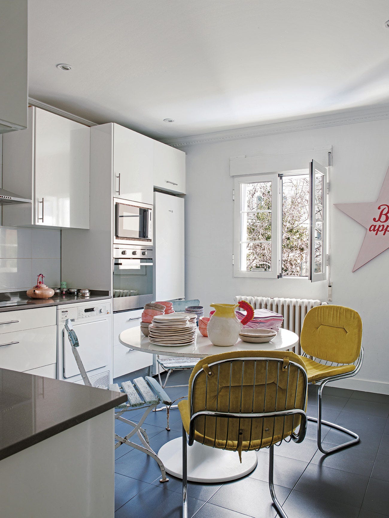 cocina con office estilo moderno con sillas diferentes