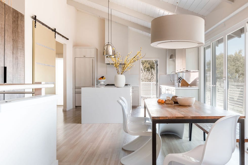 cocina con office de diseño rústico moderno en blanco