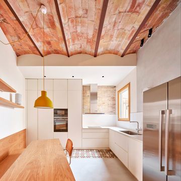 cocina blanca con office y techo de bóveda catalana