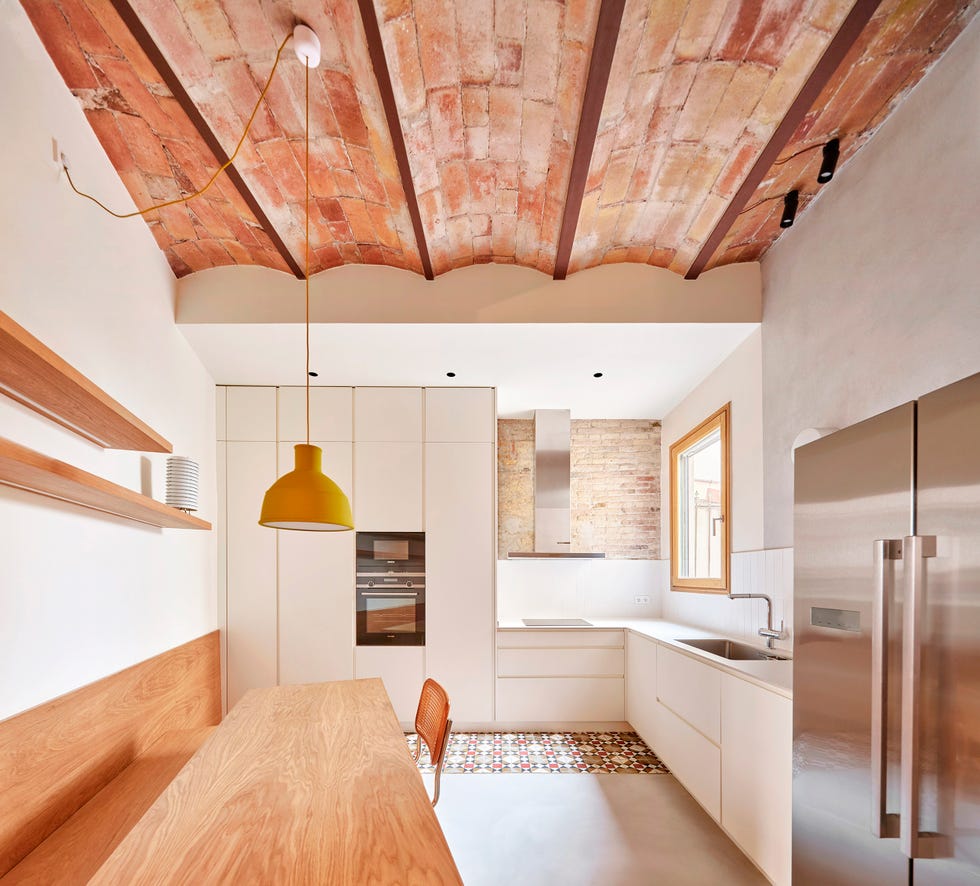 cocina blanca con office y techo de bóveda catalana