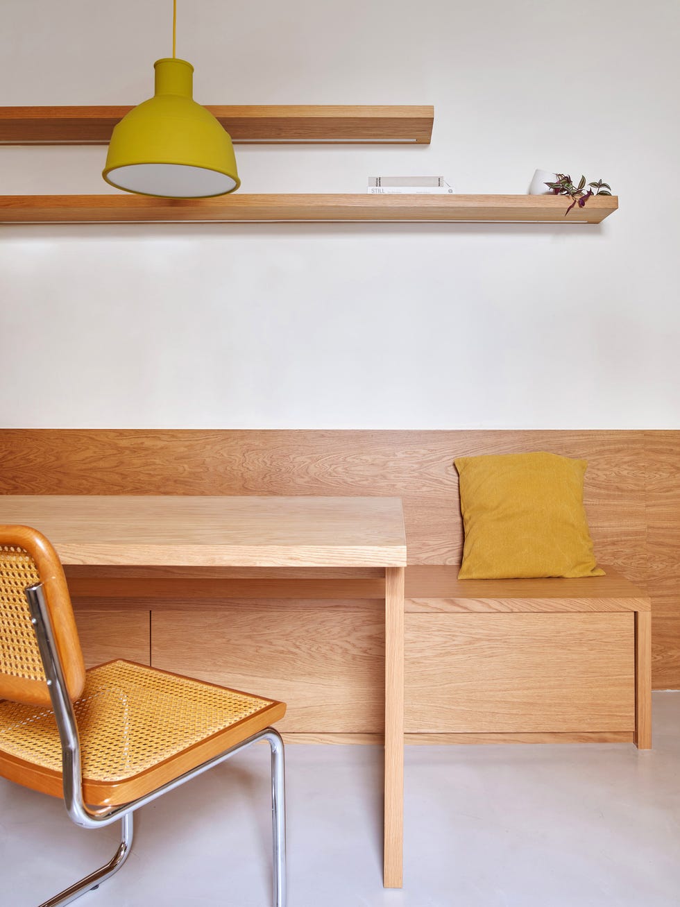 mesa de comedor de madera y banco con almacenaje a juego