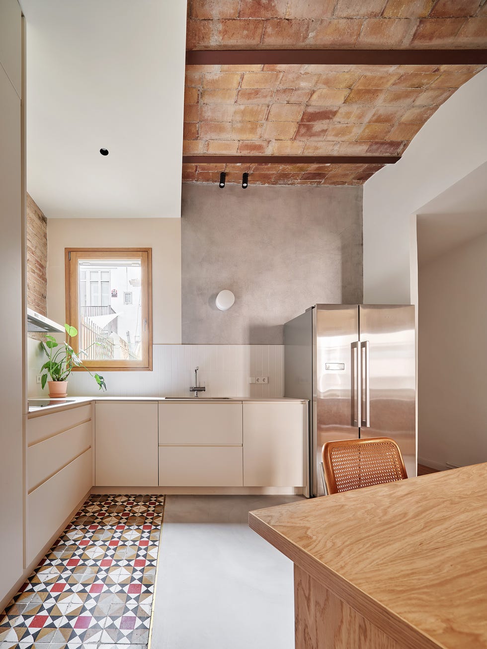 cocina blanca con office y techo de bóveda catalana