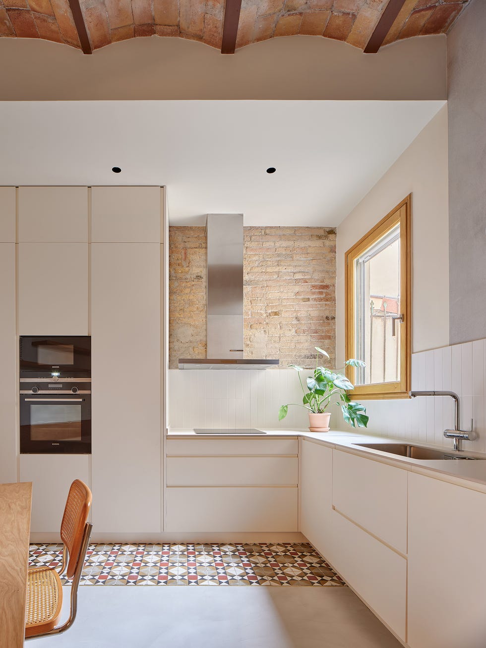 cocina blanca con office y techo de bóveda catalana
