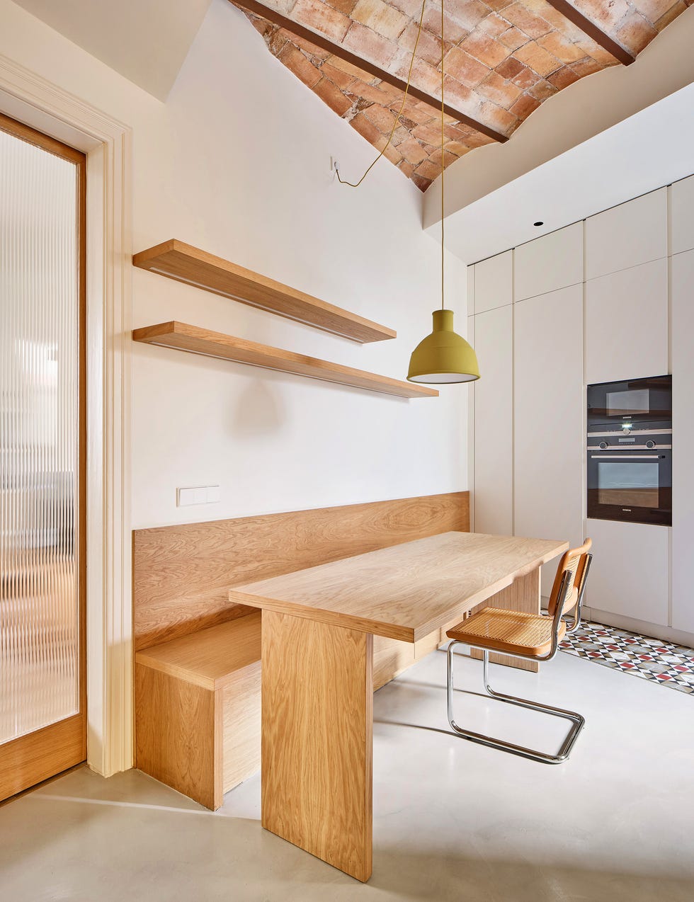 cocina blanca con office y techo de bóveda catalana