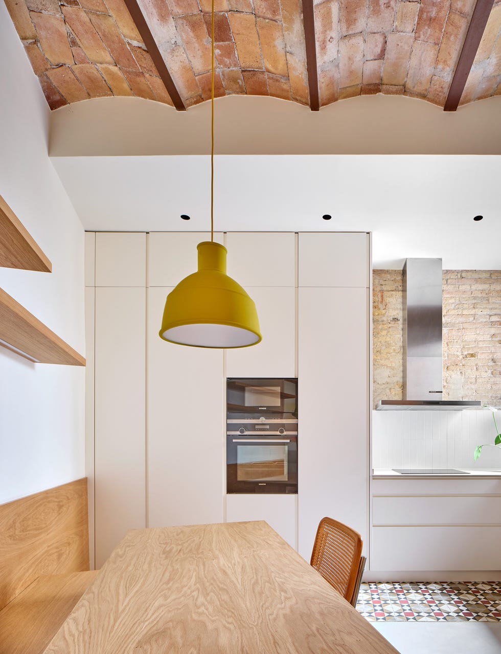 cocina blanca con office y techo de bóveda catalana
