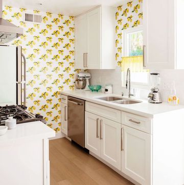 una cocina alegre con papel pintado en todas las paredes