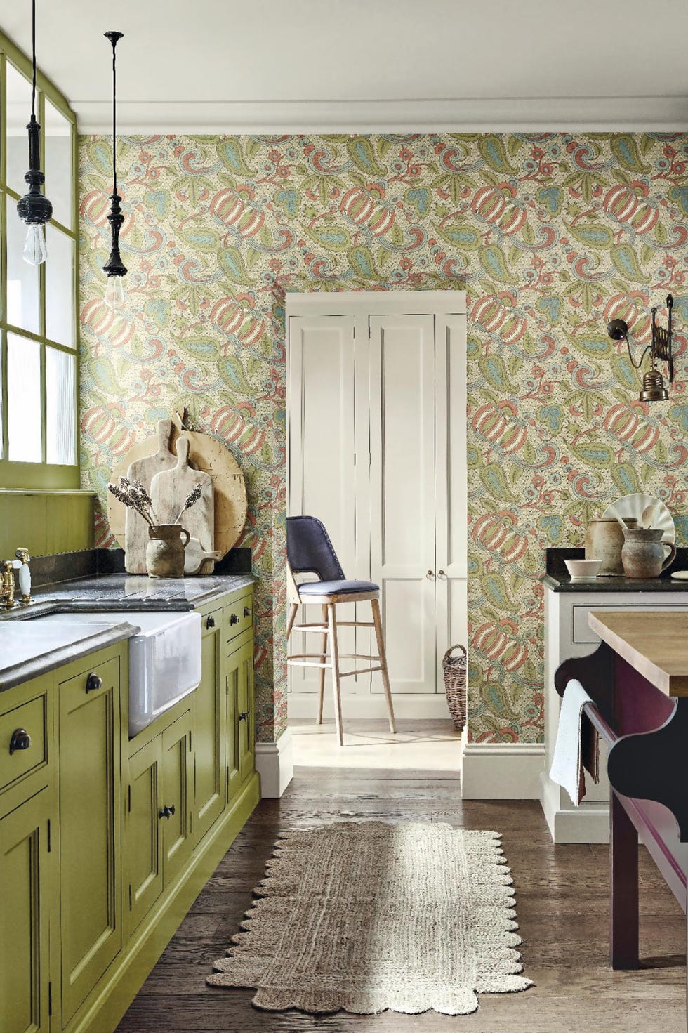 Cocina estilo cottage en color verde con papel pintado
