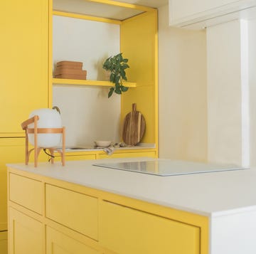 cocina de color amarillo con isla