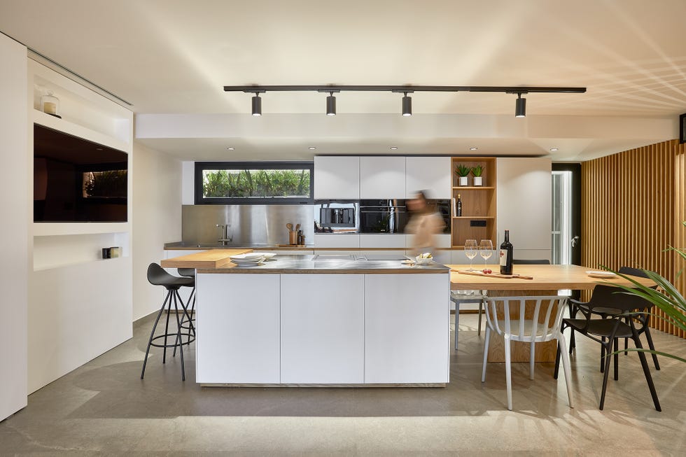 cocina de diseño moderno con isla central y office
