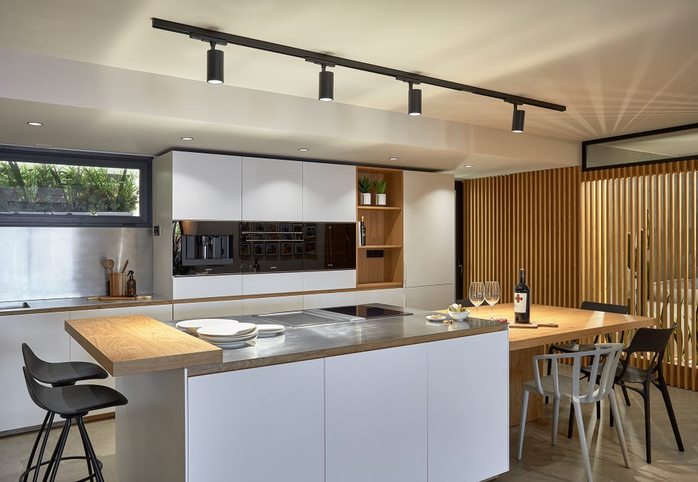 cocina de diseño moderno con isla central y office
