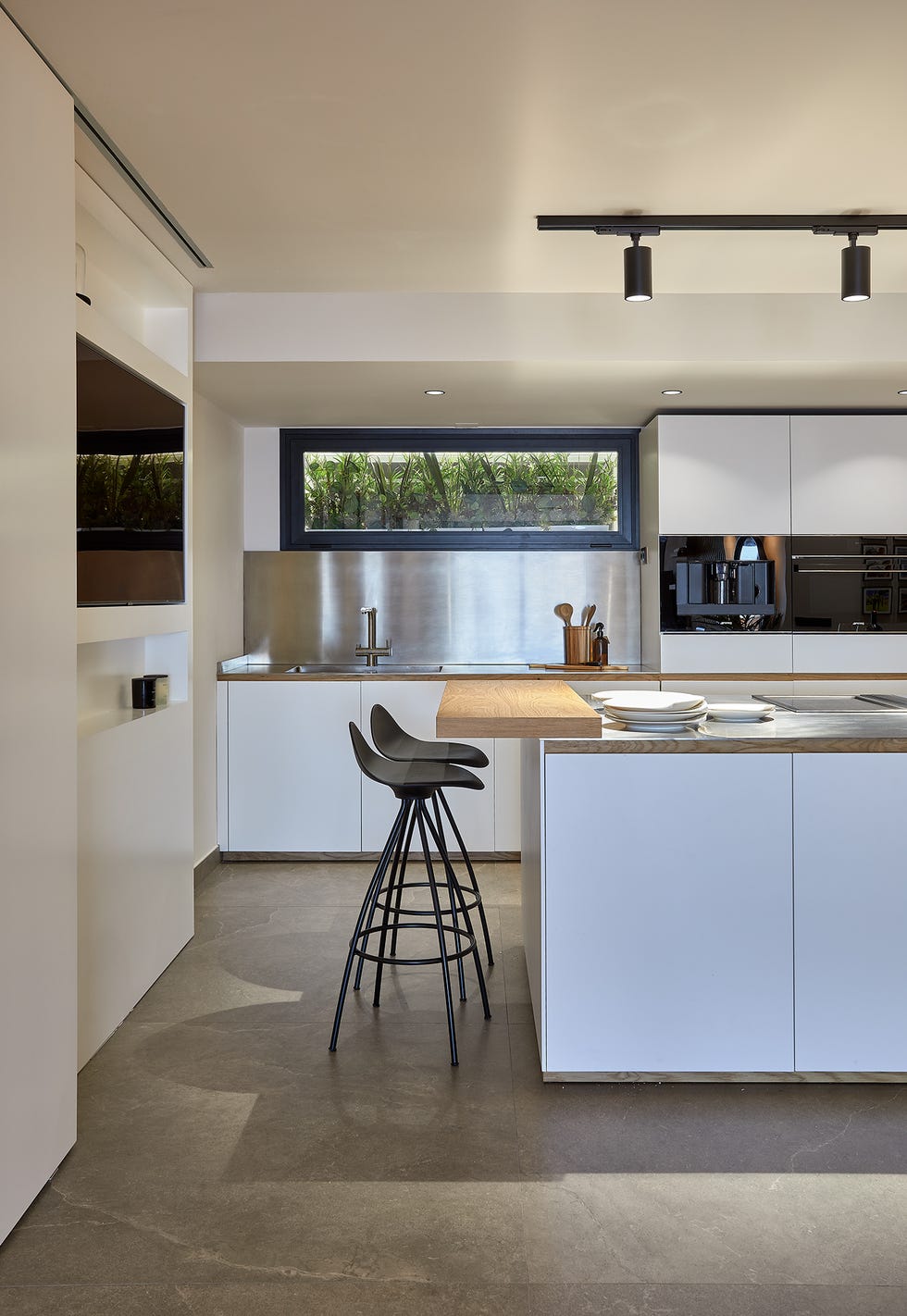 cocina de diseño moderno con isla central y office