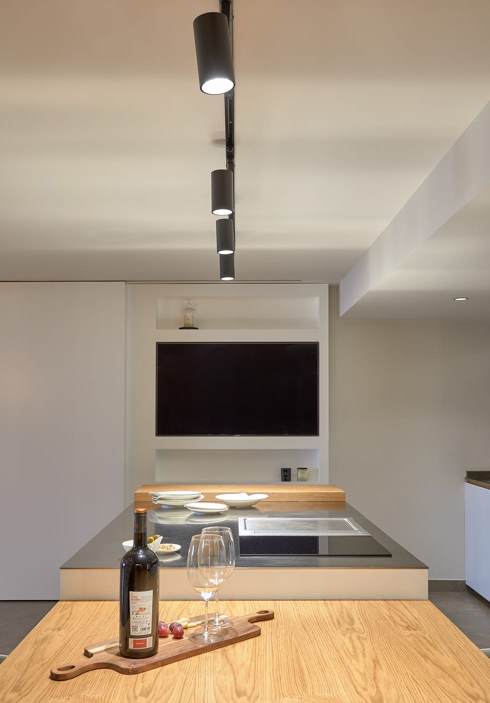 cocina de diseño moderno con isla central y office