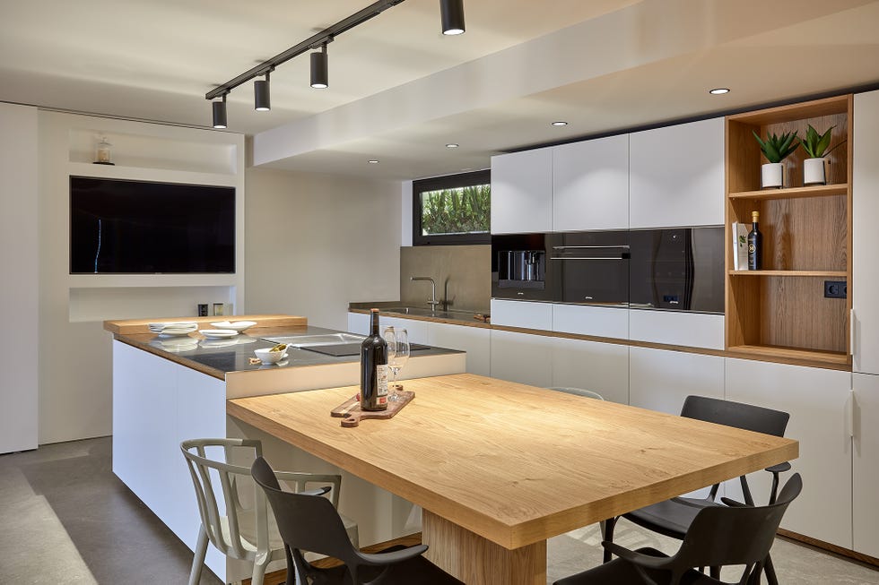 cocina de diseño moderno con isla central y office