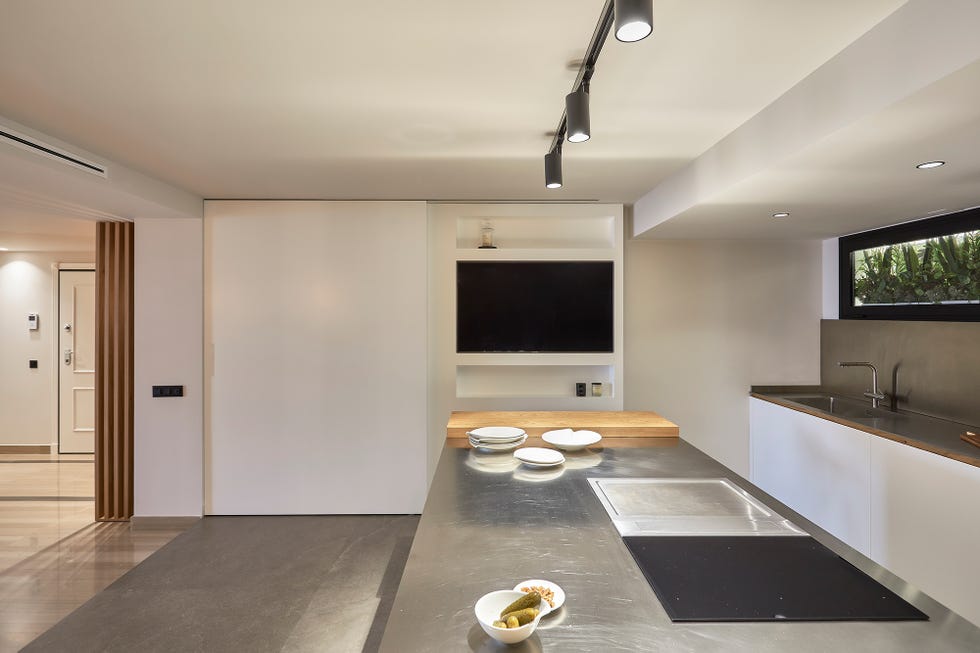 cocina de diseño moderno con isla central y office