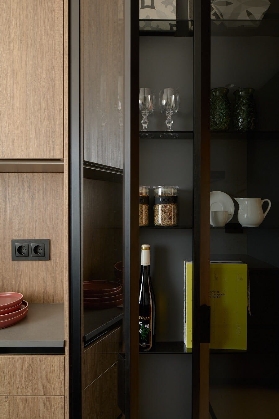 vitrina negra de diseño moderno en la cocina