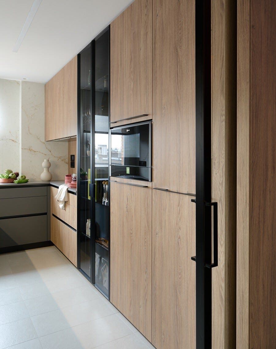 armarios de madera de diseño moderno en la cocina