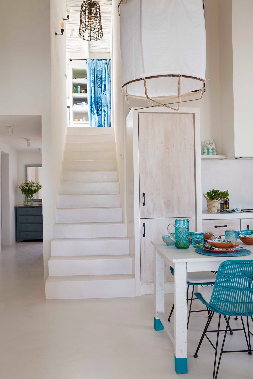 cocina de estilo mediterráneo decorada en blanco con detalles azules