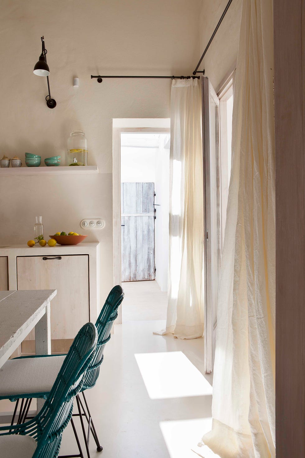 cocina de estilo mediterráneo decorada en blanco con detalles azules