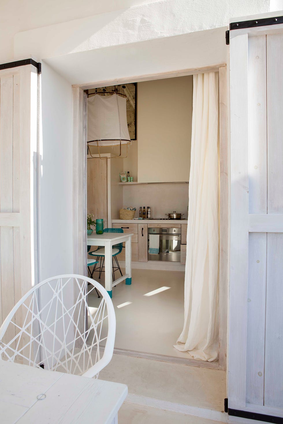 cocina de estilo mediterráneo decorada en blanco con detalles azules