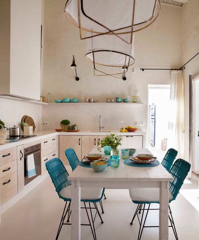 cocina de estilo mediterráneo decorada en blanco con detalles azules