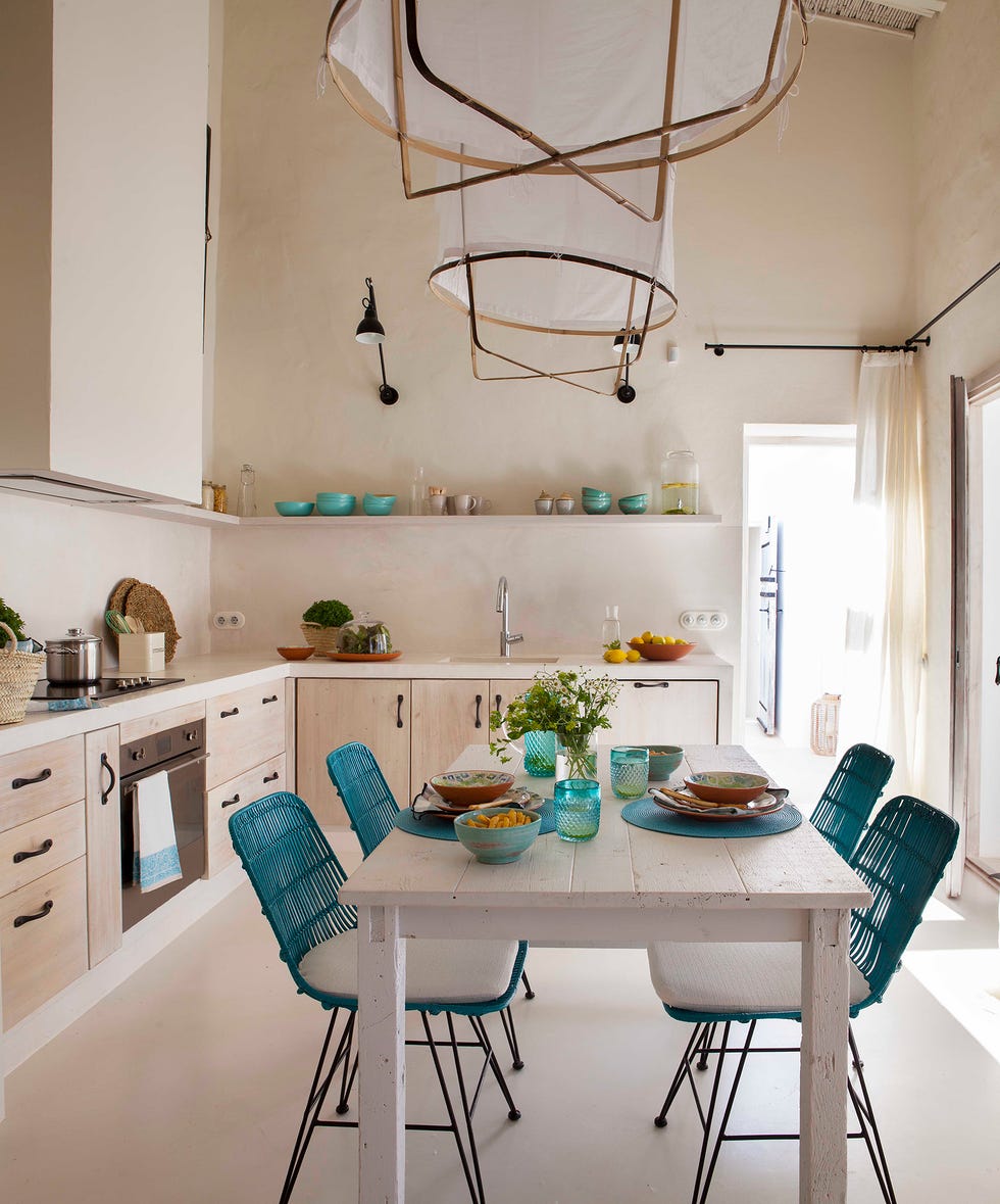 cocina de estilo mediterráneo decorada en blanco con detalles azules