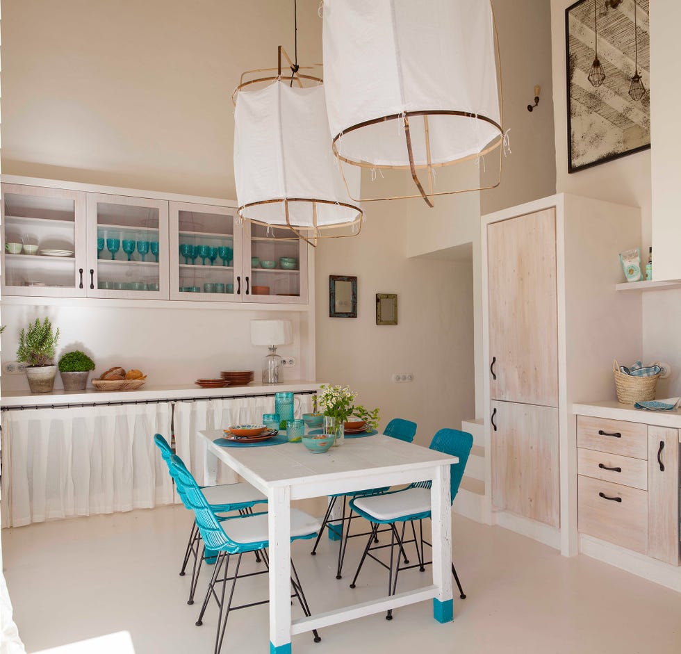 cocina de estilo mediterráneo decorada en blanco con detalles azules