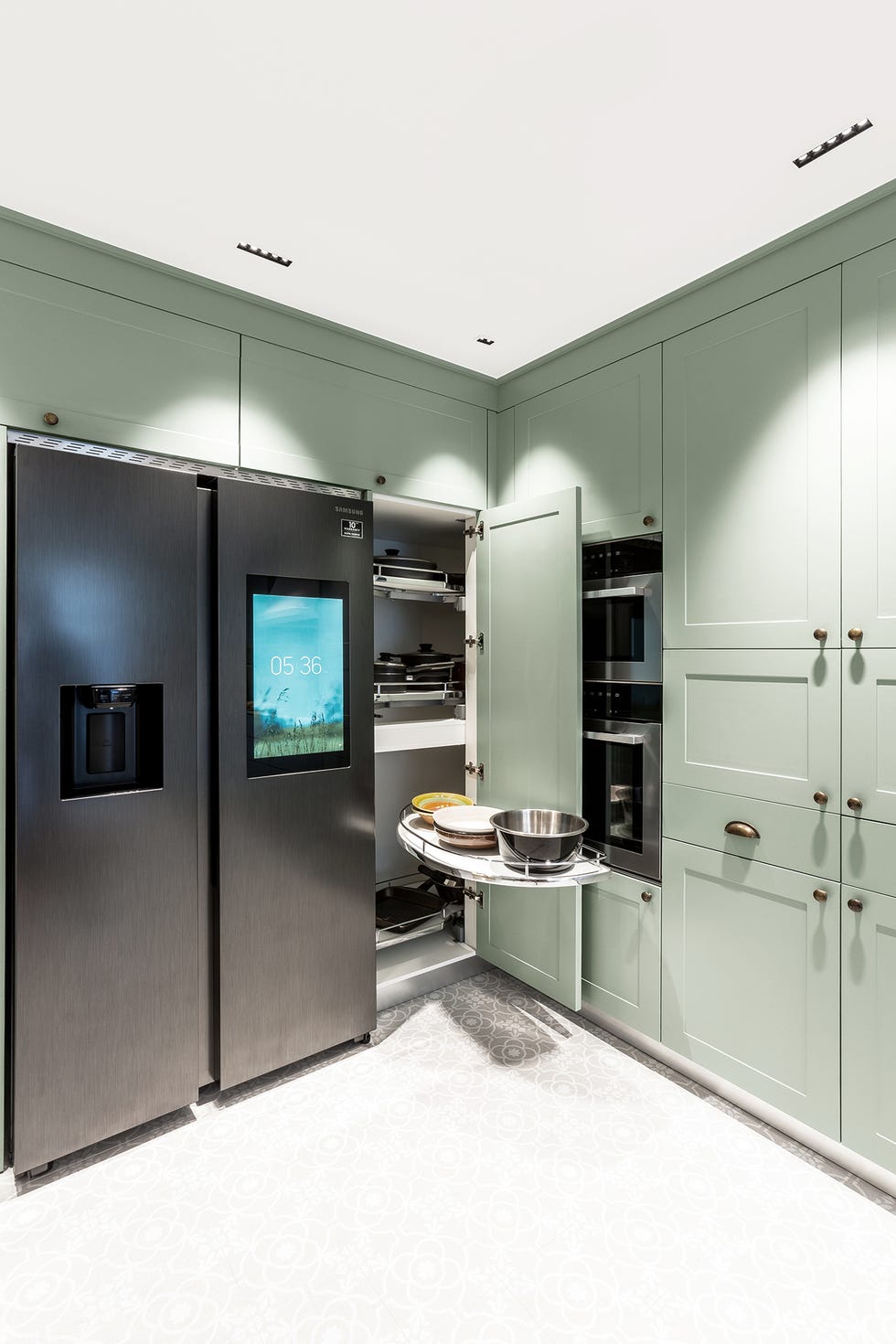 armarios de cocina de color verde empolvado con electrodomésticos integrados