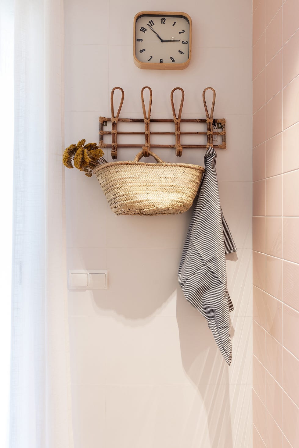 perchero de madera con decoración provenzal