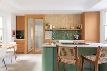 cocina de estilo retro en verde y madera