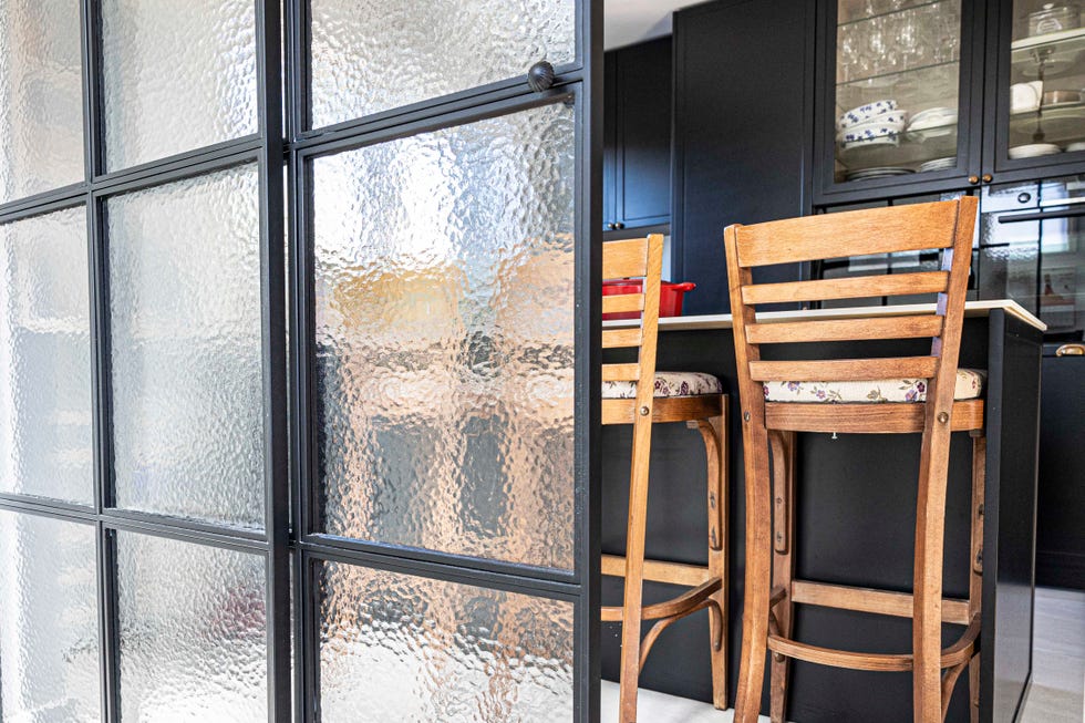 cocina de estilo romántico en color antracita con cerramientos de cristal