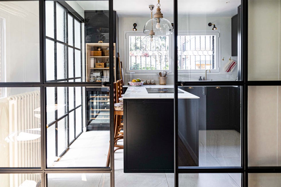 cocina de estilo romántico en color antracita con cerramientos de cristal