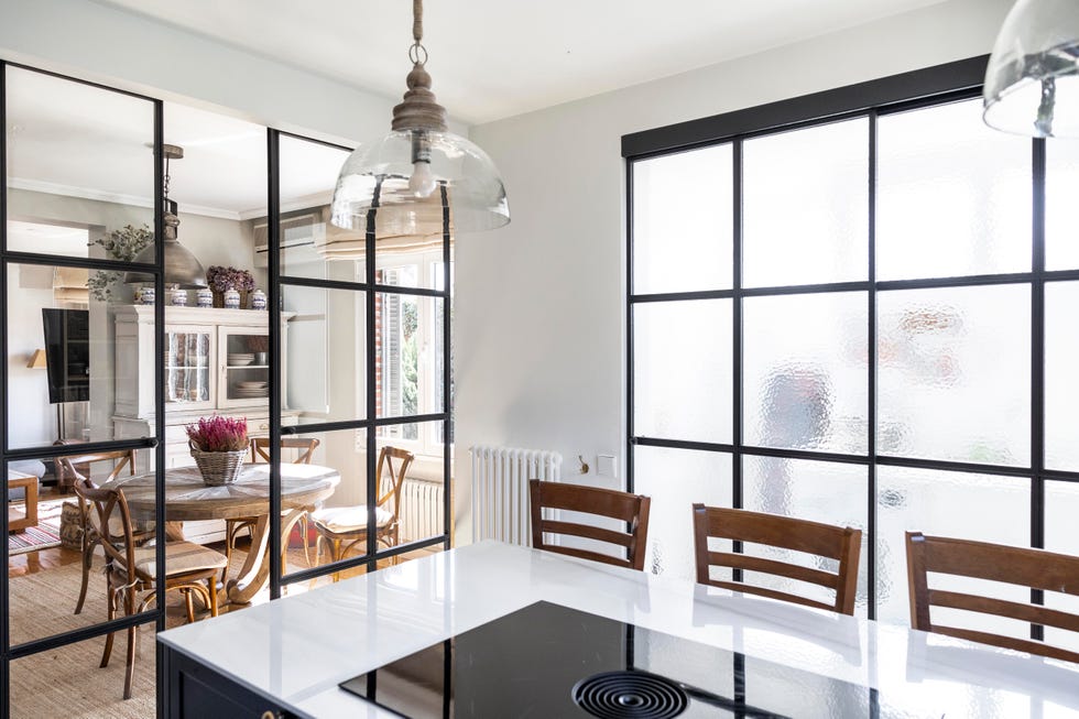 cocina de estilo romántico en color antracita con cerramientos de cristal